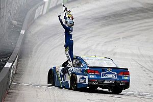 Джонсон выиграл вторую гонку NASCAR подряд