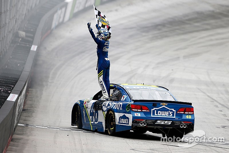 Джонсон выиграл вторую гонку NASCAR подряд