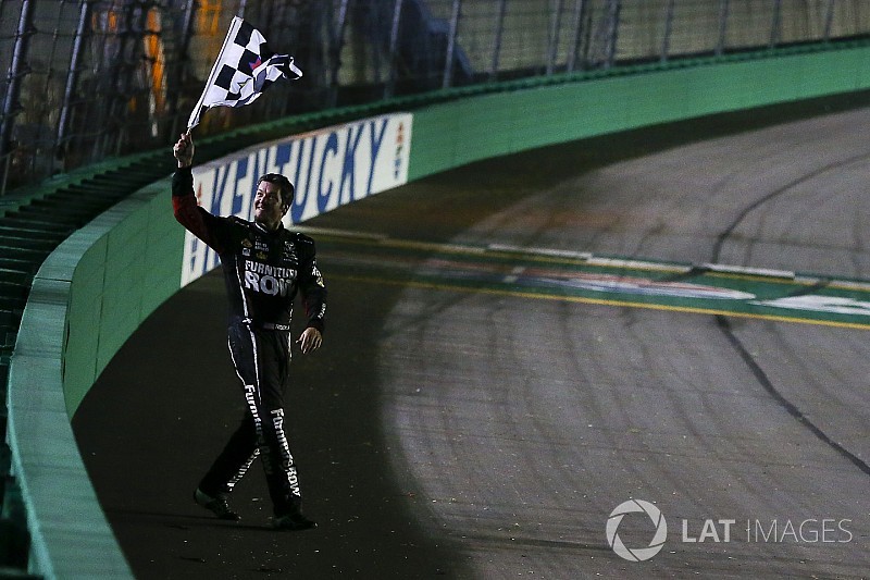 Truex triunfa en Kentucky con una actuación dominante