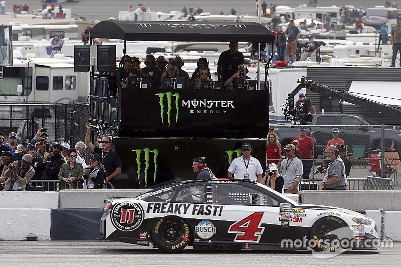 Kevin Harvick, Stewart-Haas Racing Ford drives by the Monster Energy pit box