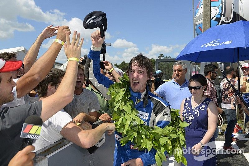 Ganador de la carrera Rodrigo Aramendía, Peugeot Petrobras