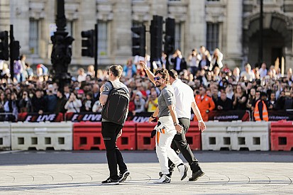 Alonso teljesen odavan a londoni showért: "Még több ilyet"