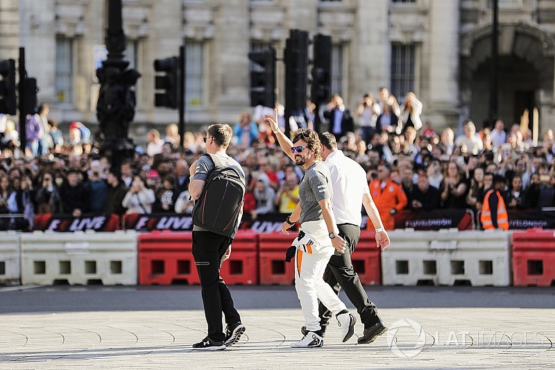 Alonso teljesen odavan a londoni showért: "Még több ilyet"