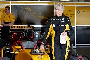 VIDEO: mujer de 79 años manejó un F1 de Renault