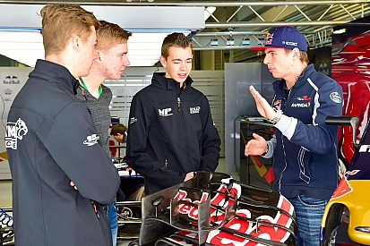 Verstappen maakt kennis met nieuwe lichting Nederlandse coureurs