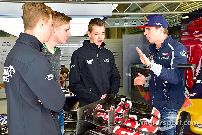 Verstappen maakt kennis met nieuwe lichting Nederlandse coureurs