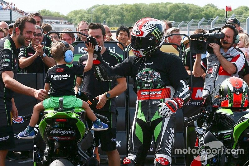 High five pour Jonathan Rea, Kawasaki Racing, et son fils après sa victoire