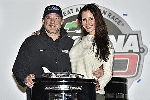 Tony Stewart waves the green flag on wedding plans