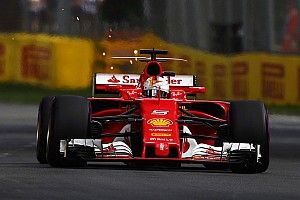 Vettel met toptijd snelste in derde training Melbourne, Verstappen twaalfde