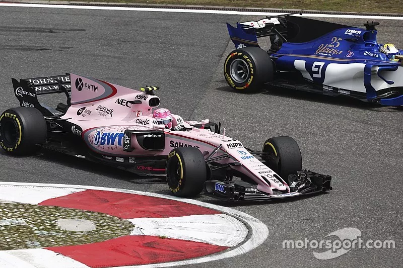 Esteban Ocon, Force India VJM10, devance Marcus Ericsson, Sauber C36