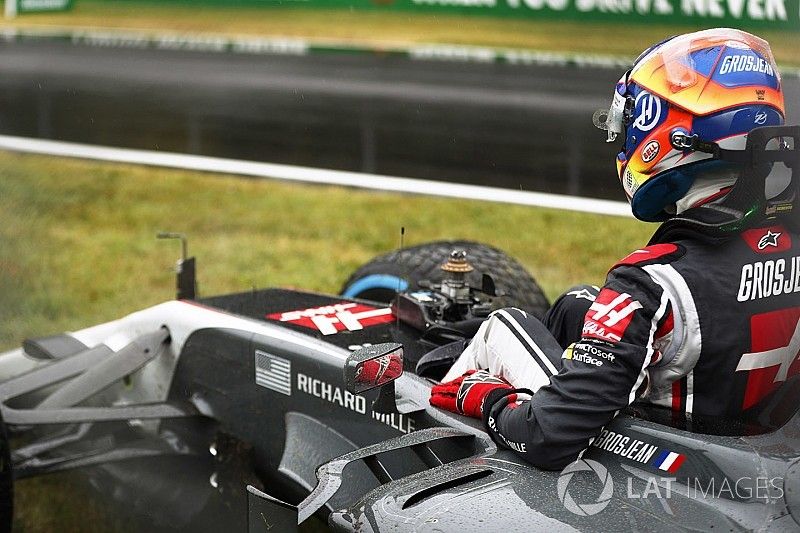 Romain Grosjean, Haas F1 Team VF-17 sale del coche después de chocar