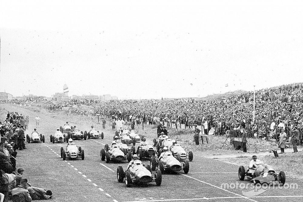 Alberto Ascari, Ferrari 500 and Mike Hawthorn, Cooper T20-Bristol, lead at the start