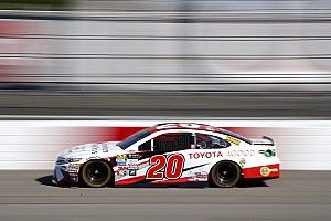 Kenseth and Truex run identical speeds, top first Richmond practice