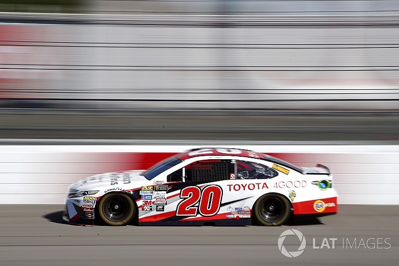 Kenseth y Truex igualan al frente en la primera práctica de Richmond
