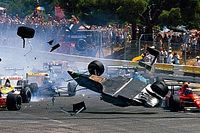 Ezen a napon történt, hogy egy F1-es autó fejjel lefelé érkezett az 1-es kanyarba - videó