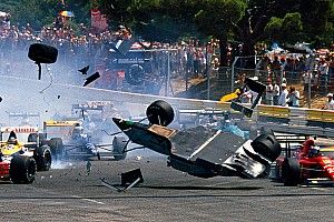 Ezen a napon történt, hogy egy F1-es autó fejjel lefelé érkezett az 1-es kanyarba - videó