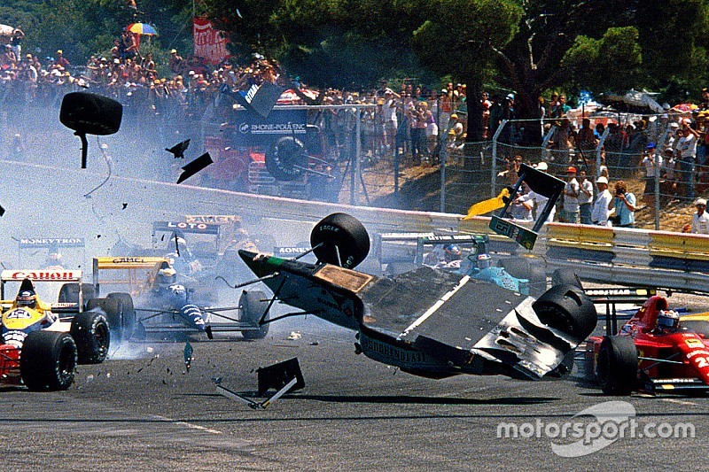 Ezen a napon történt, hogy egy F1-es autó fejjel lefelé érkezett az 1-es kanyarba - videó