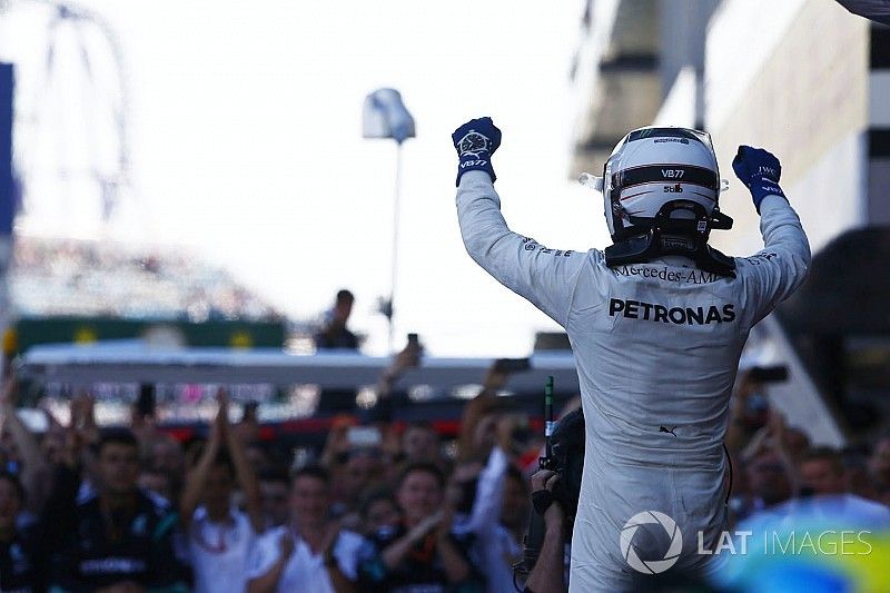 Le vainqueur Valtteri Bottas, Mercedes AMG F1