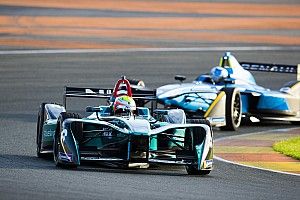 Тест-пилот McLaren стал быстрейшим на тестах Формулы Е