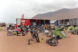 Dakar: in moto da soli con una cassa di ricambi al seguito!