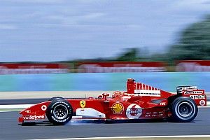 Mick Schumacher legendás édesapja ferraris képeit nézegette Maranellóban