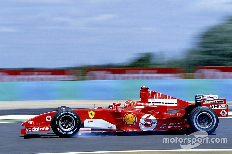Mick Schumacher legendás édesapja ferraris képeit nézegette Maranellóban
