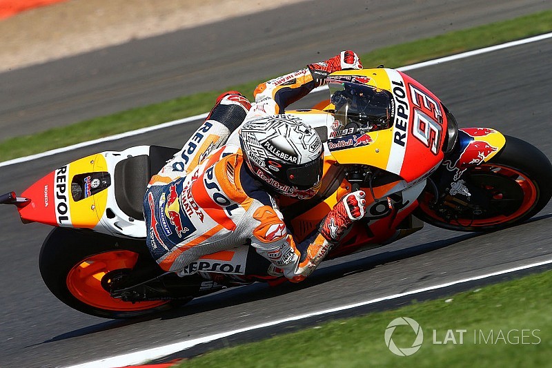 Márquez quebra recorde e é pole em Silverstone; Rossi é 2º