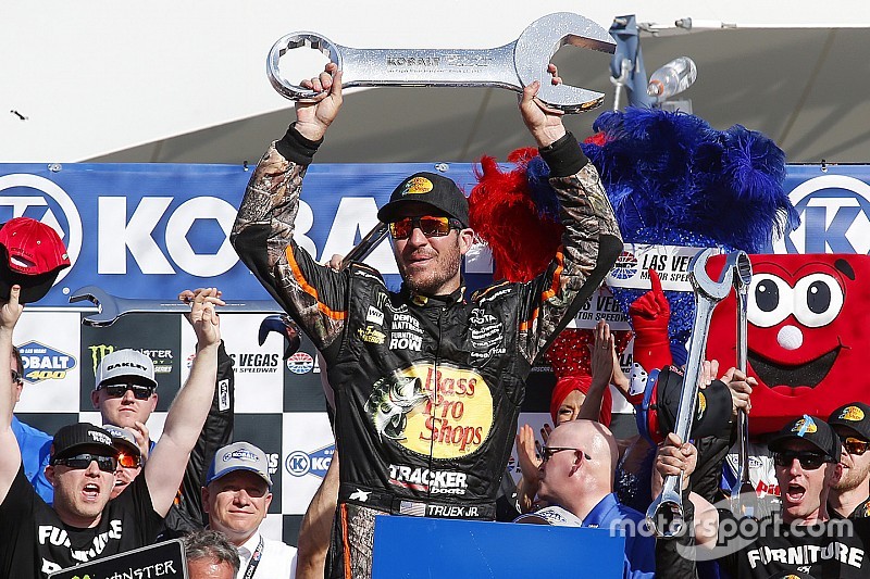 Truex Jr. "varre" segmentos e supera Keselowski no fim