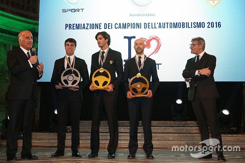 Il Presidente dell’Automobile Club D’Italia Angelo Sticchi Damiani, dopo aver consegnato il Volante d’Oro ad Antonio Giovinazzi, il Volante d’Argento a Fabio Andolfi e il Volante di Bronzo a Giandomenico Basso.