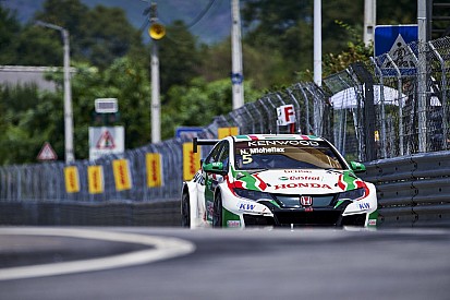 Michelisz rajt-cél győzelmet aratott a második futamon Vila Realban!