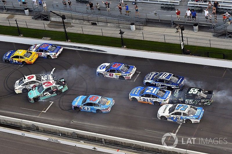 Crash: Austin Dillon, Richard Childress Racing Chevrolet, Trevor Bayne, Roush Fenway Racing Ford