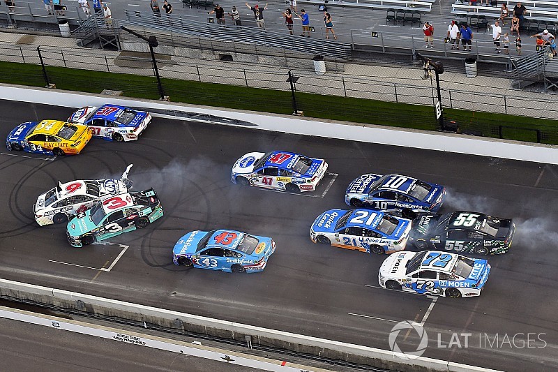 Brickyard 400 побила рекорд по количеству желтых флагов за гонку