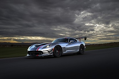Vidéo - Une Viper ACR scotche sur place deux Porsche 911 !