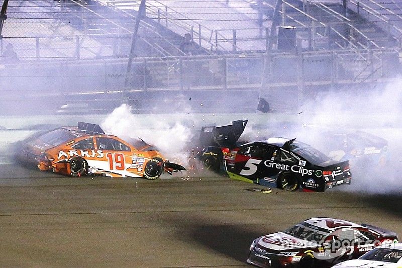 Crash: Carl Edwards, Joe Gibbs Racing, Toyota; Kasey Kahne, Hendrick Motorsports, Chevrolet