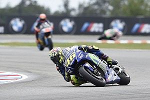 Rossi supera Márquez por 0s018 em teste coletivo em Brno