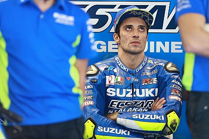 Atterraggio d'emergenza per Iannone: Belen fumava in aereo