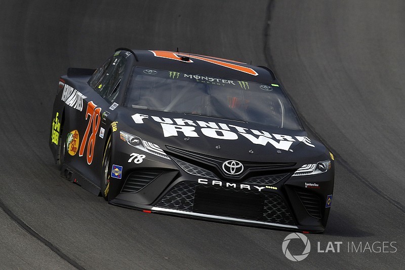 Truex ganó la segunda etapa y Suárez en la pelea por el top 10