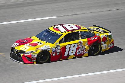 Kyle Busch logra el mejor tiempo en la práctica final en Kansas