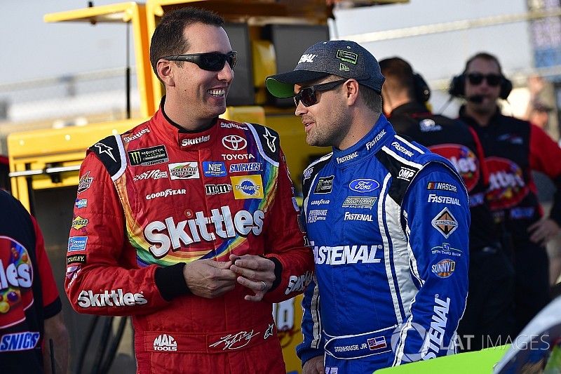 Kyle Busch, Joe Gibbs Racing Toyota, Ricky Stenhouse Jr., Roush Fenway Racing Ford