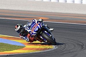 Hivatalos: Jorge Lorenzo visszatér a Yamahához, és újra motorra ül