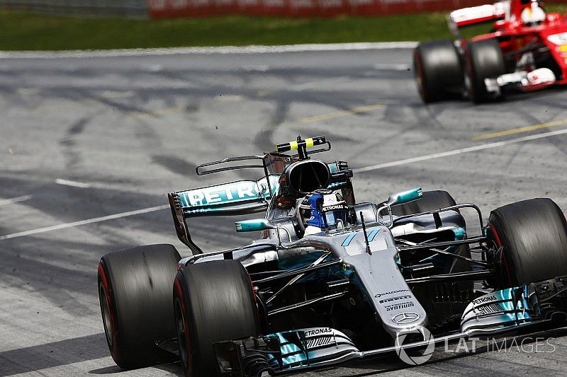 Valtteri Bottas, Mercedes AMG F1 W08, alza le braccia per celebrare la vittoria davanti a Sebastian 