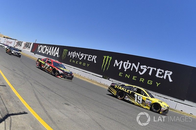 Daniel Suárez, Joe Gibbs Racing Toyota, Erik Jones, Furniture Row Racing Toyota