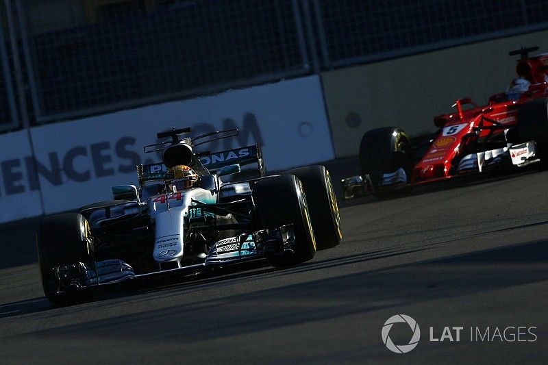 Lewis Hamilton, Mercedes AMG F1 W08, devance Sebastian Vettel, Ferrari SF70H