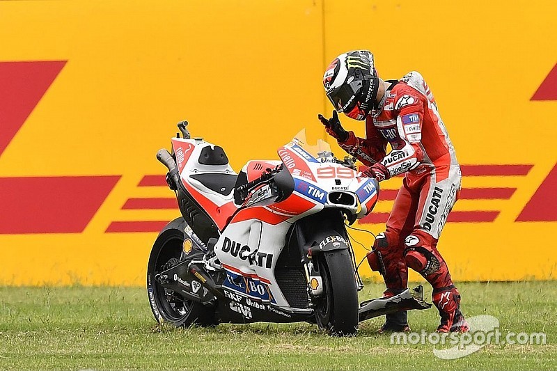 Lorenzo butta a terra la Ducati: quella rabbia ora serve in sella