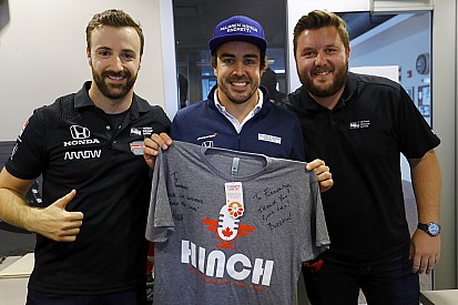 Össztüzet zúdítottak az Indycar versenyzői Lewis Hamiltonra