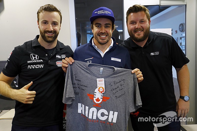Össztüzet zúdítottak az Indycar versenyzői Lewis Hamiltonra