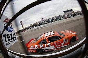 Suarez leaves Texas as the points leader, but still isn't safe