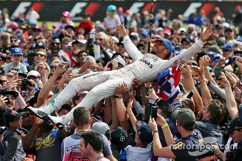 Race winner Lewis Hamilton, Mercedes AMG F1 celebrates with the fans