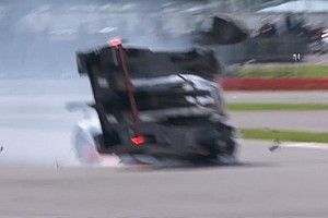 Vìdeo: Hartley bate, quase capota e abandona em Silverstone
