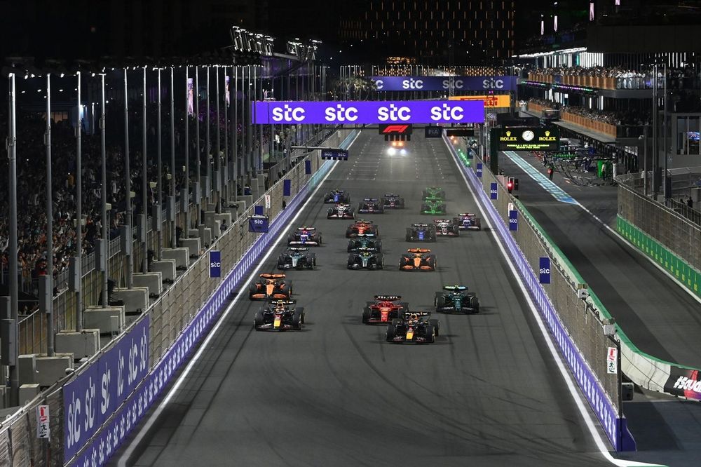 Max Verstappen, Red Bull Racing RB20, Sergio Perez, Red Bull Racing RB20, Charles Leclerc, Ferrari SF-24, Oscar Piastri, McLaren MCL38, Fernando Alonso, Aston Martin AMR24, the rest of the field at the start